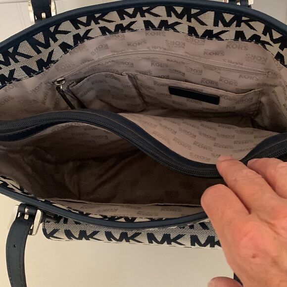 MICHAEL KORS Navy Signature Tote - Picture 5 of 7
